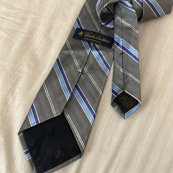 Brooks Brothers Silk Neck Tie Diagonal Stripes Silver Blue - Picture 4 of 4